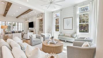 House, 5 Bedrooms | Living area