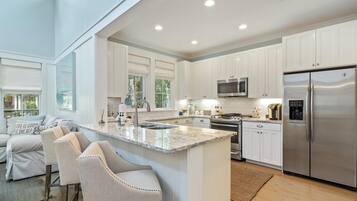 House, 4 Bedrooms | Private kitchen | Coffee/tea maker, fridge, oven, toaster