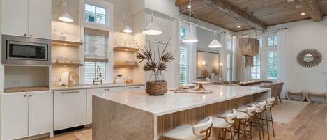 House, 5 Bedrooms | Private kitchen | Fridge, oven, coffee/tea maker, toaster