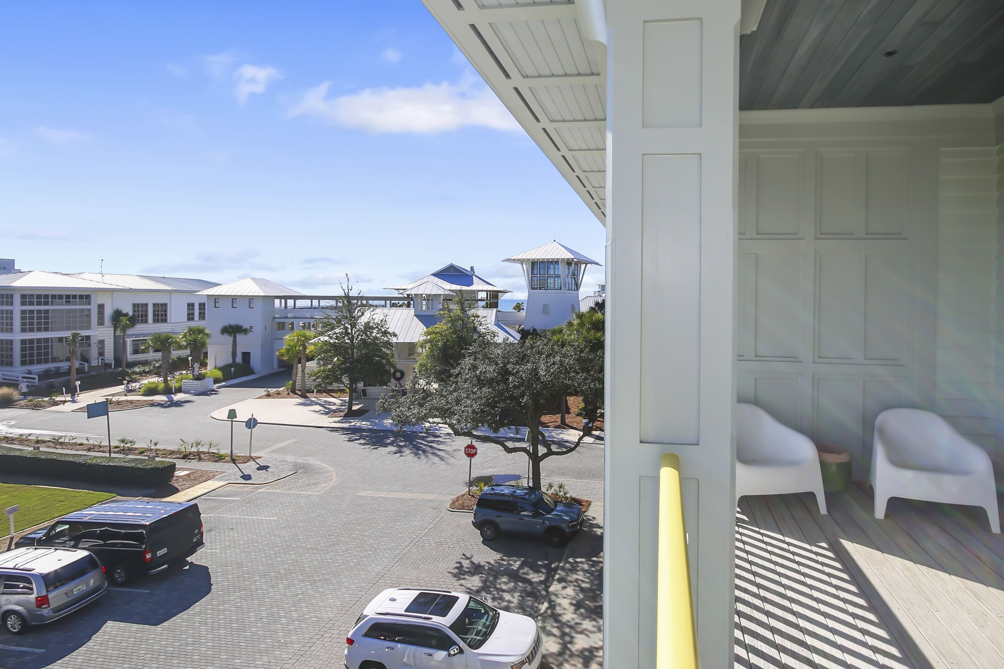Un hôtel doté d’un espace extérieur couvert, d’un parking et offrant une vue sur les bâtiments environnants.