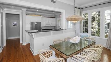 Condo, 2 Bedrooms | Dining