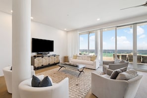 Condo, 5 quartos | Área de estar
