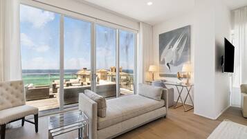 Condo, 5 Bedrooms | Living area