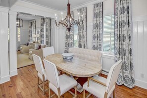 Maison, 4 chambres | Restauration