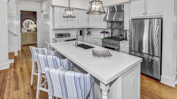 House, 4 Bedrooms | Private kitchen | Coffee/tea maker, fridge, oven, toaster