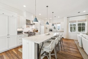 House, 4 Bedrooms | Private kitchen | Fridge, oven, coffee/tea maker, toaster