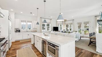 House, 4 Bedrooms | Private kitchen | Coffee/tea maker, fridge, oven, toaster
