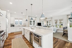 House, 4 Bedrooms | Private kitchen | Fridge, oven, coffee/tea maker, toaster