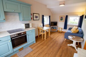 Fridge, cookware/dishes/utensils