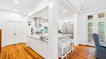 House, 5 Bedrooms | Private kitchen | Coffee/tea maker, fridge, oven, toaster