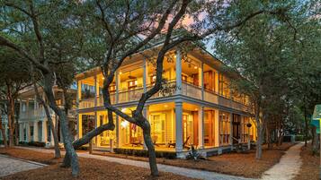 House, 5 Bedrooms | Exterior