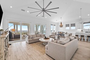 House, 5 Bedrooms | Living area