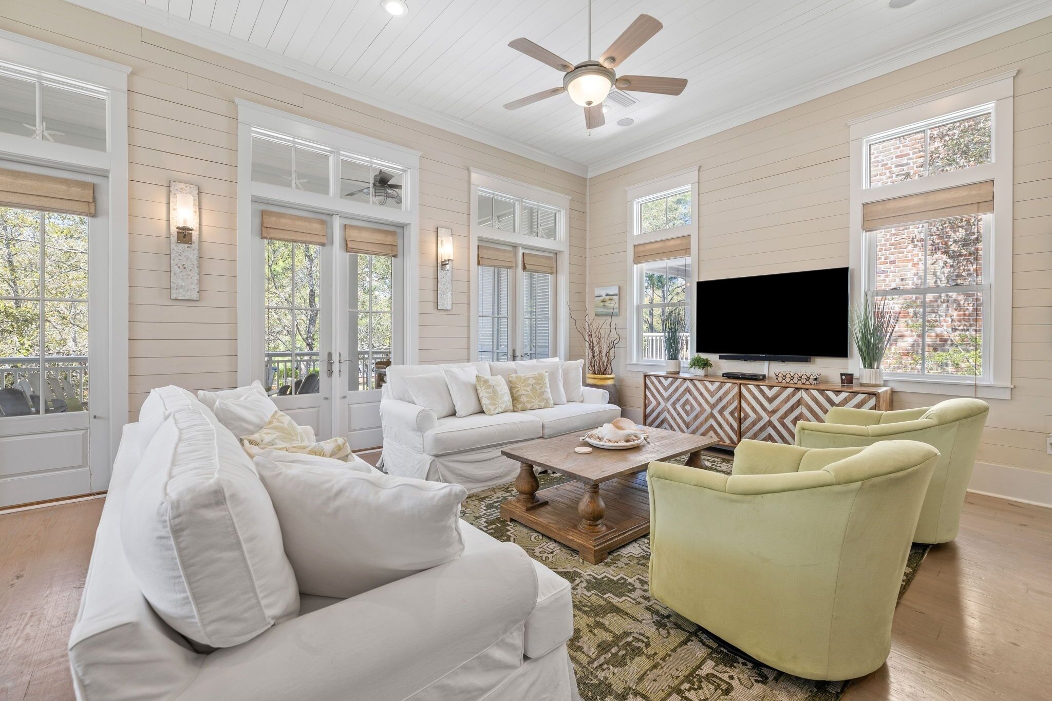 House, 5 Bedrooms | Living area
