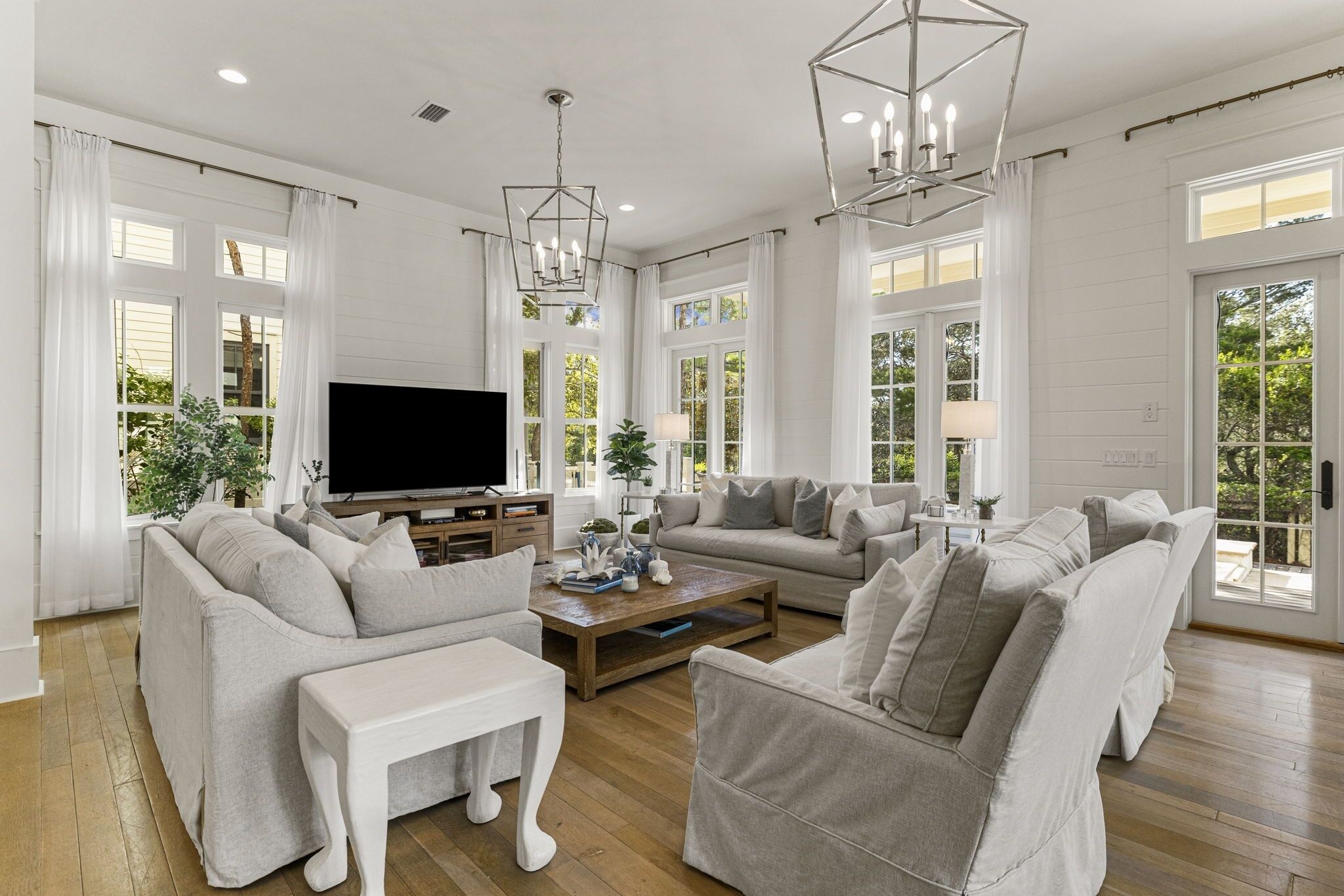 House, 5 Bedrooms | Living area