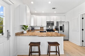 House, 5 Bedrooms | Private kitchen | Fridge, oven, coffee/tea maker, toaster