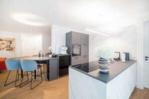 Kühlschrank, Mikrowelle, Ofen, Herdplatte