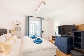 2 makuuhuonetta, tallelokero huoneessa, silitysrauta/-lauta