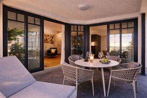 Outdoor dining - Luxury apartment Meeresbrise with sauna & sea view |terrace |close to the beach I Binz (Binz)