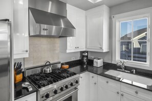 Condo, 3 Bedrooms | Private kitchen | Fridge, oven, coffee/tea maker, toaster
