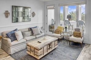 Condo, 2 Bedrooms | Living area