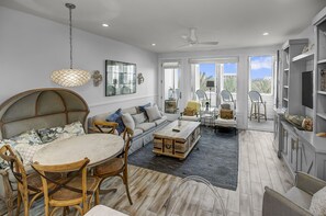 Condo, 2 quartos | Área de estar