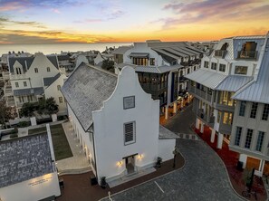 Une ville côtière qui se distingue par un imposant bâtiment blanc portant l’inscription « Hôtel de ville » et où se trouve également un bureau de poste des États-Unis.