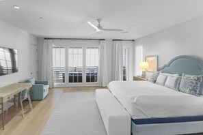 Une chambre à coucher moderne avec un grand lit, un bureau et une chaise.