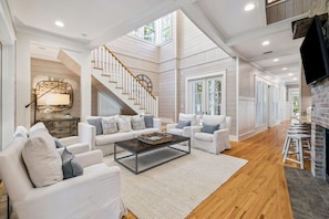 House, 5 Bedrooms | Living area