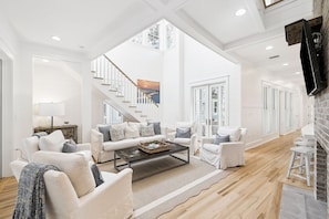 House, 5 Bedrooms | Living area