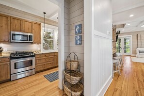 House, 5 Bedrooms | Private kitchen | Fridge, oven, coffee/tea maker, toaster