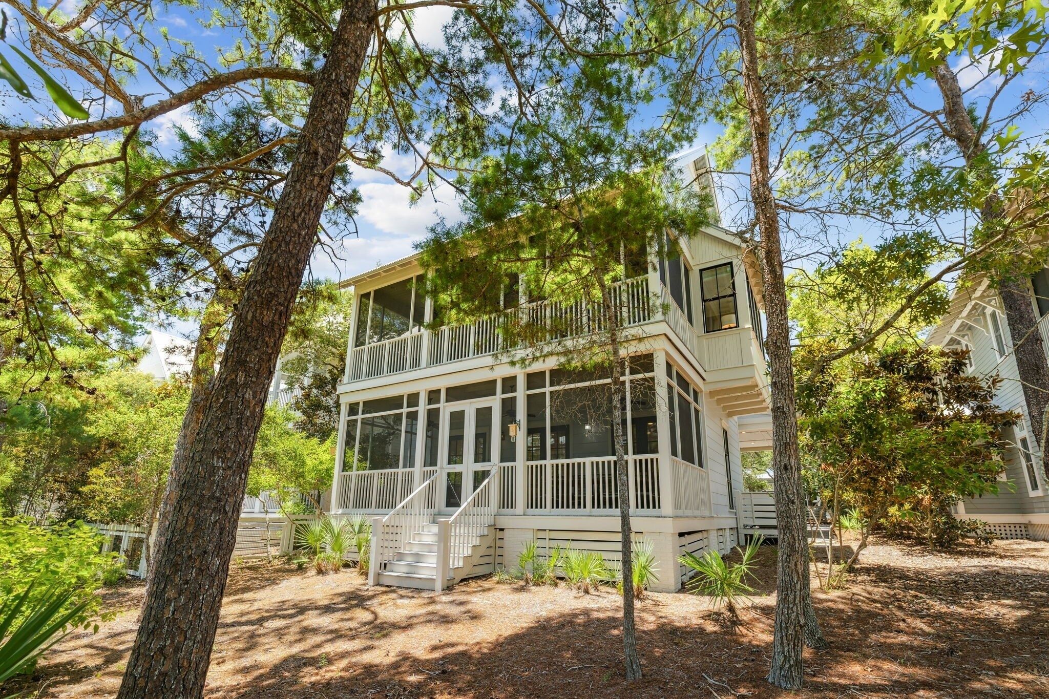 Une maison à deux étages avec un balcon et une véranda.