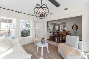 House, 5 Bedrooms | Living area