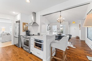 House, 5 Bedrooms | Private kitchen | Fridge, oven, coffee/tea maker, toaster