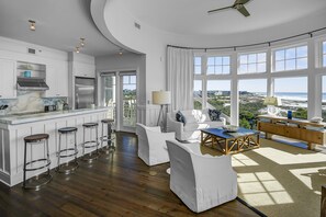 Condo, 3 chambres | Cuisine privée | Réfrigérateur, un four, cafetière-théière, grille-pain