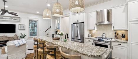 House, 4 Bedrooms | Private kitchen | Fridge, oven, coffee/tea maker, toaster