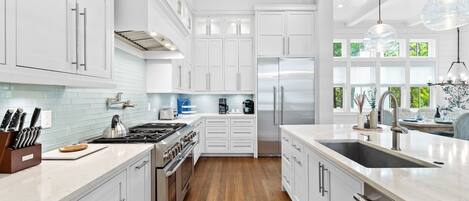 House, 4 Bedrooms | Private kitchen | Fridge, oven, coffee/tea maker, toaster