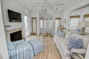 Living area - Short Distance To The White Sandy Beaches, Rendezvous Main House + Carriage In Seaside 4 Bedroom Home by RedAwning (Santa Rosa Beach)