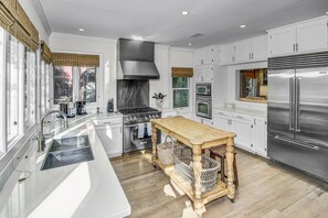 Hus, 4 soverom | Eget kjøkken | Kjøleskap, ovn, kaffetrakter/tekoker og brødrister