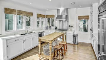 Refrigerador, horno, cafetera/tetera, tostadora