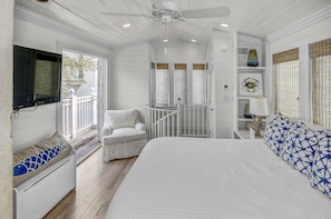 4 bedrooms, free WiFi - Short Distance To The White Sandy Beaches, Rendezvous Main House + Carriage In Seaside 4 Bedroom Home by RedAwning (Santa Rosa Beach)