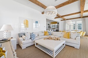 House, 5 Bedrooms | Living area