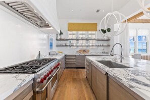House, 5 Bedrooms | Private kitchen