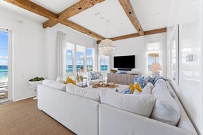 House, 5 Bedrooms | Living area
