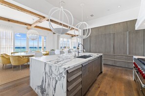 House, 5 Bedrooms | Private kitchen