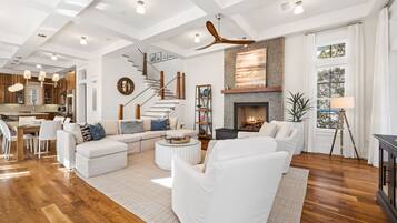 House, 5 Bedrooms | Living area