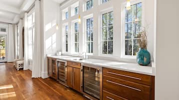 House, 5 Bedrooms | Private kitchen | Fridge, oven, coffee/tea maker, toaster