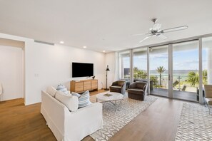 Condo, 3 Bedrooms | Living area