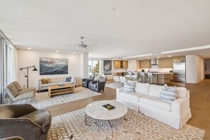 Condo, 3 habitaciones | Área de sala de estar