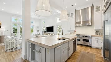 House, 6 Bedrooms | Private kitchen | Fridge, oven, coffee/tea maker, toaster