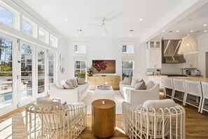 House, 6 Bedrooms | Living area